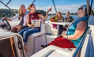 5 Frauen an Deck eines Hausbootes