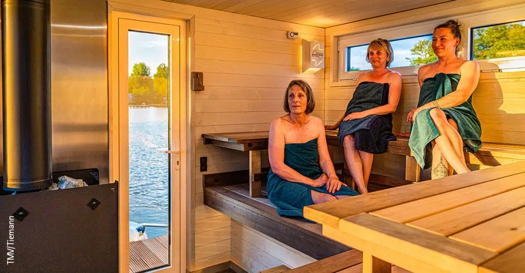 3 Frauen in der Sauna auf dem Saunahausboot