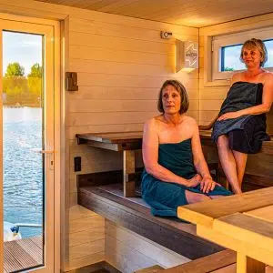 3 Frauen in der Sauna auf dem Saunahausboot
