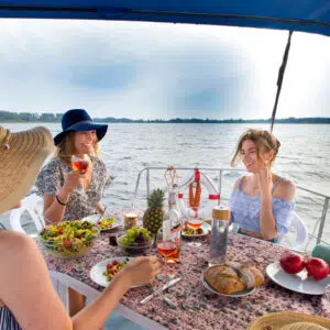 Drei Frauen auf dem Sonnendeck einer Vetus beim Abendessen
